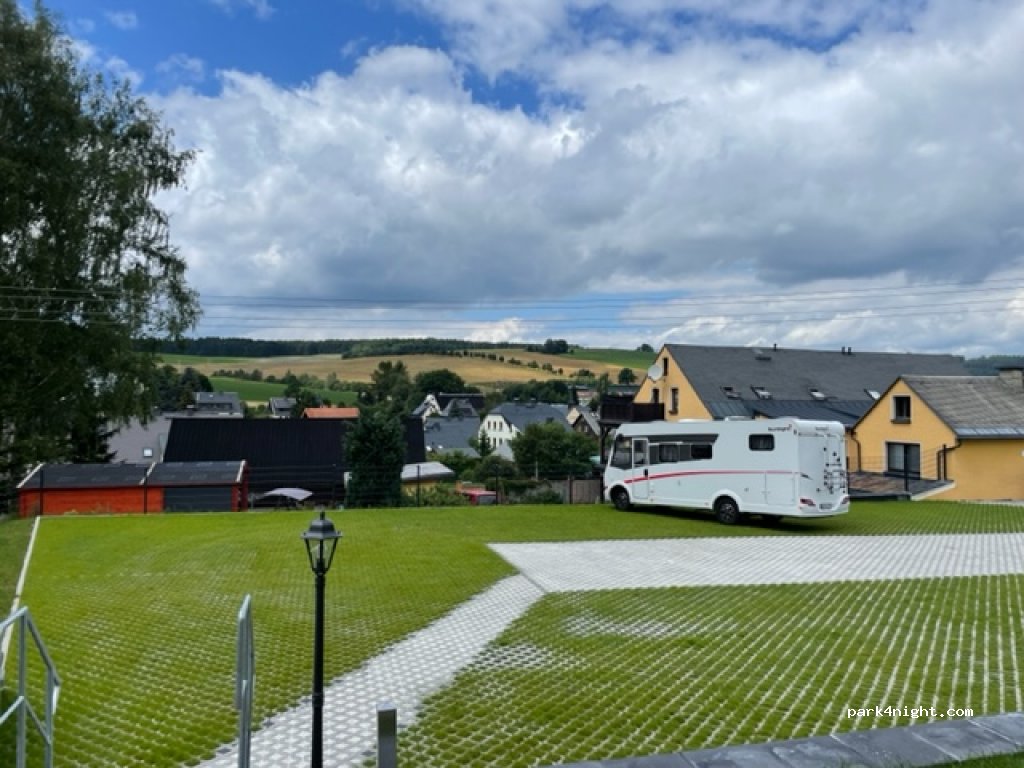 Wohnmobilstellplatz an der Fichtelbergbahn — foto