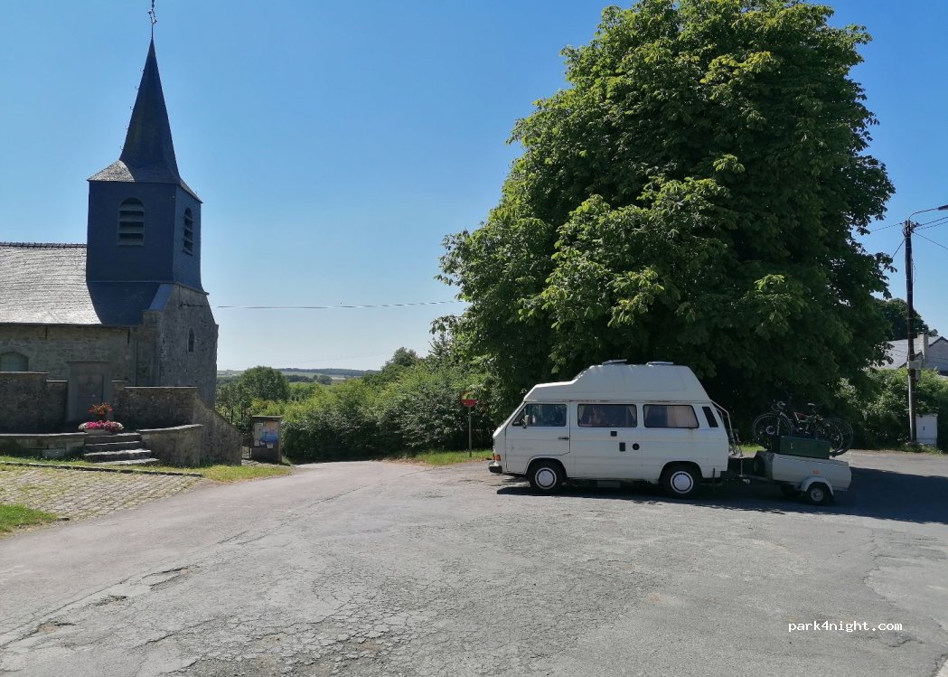 (5600) Philippeville - 16 Place Saint-Médard — foto