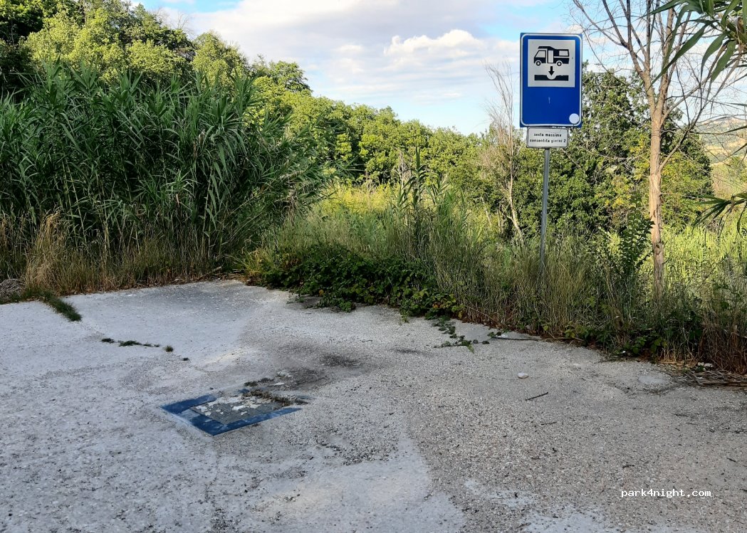 Area sosta camper Colmurano — foto