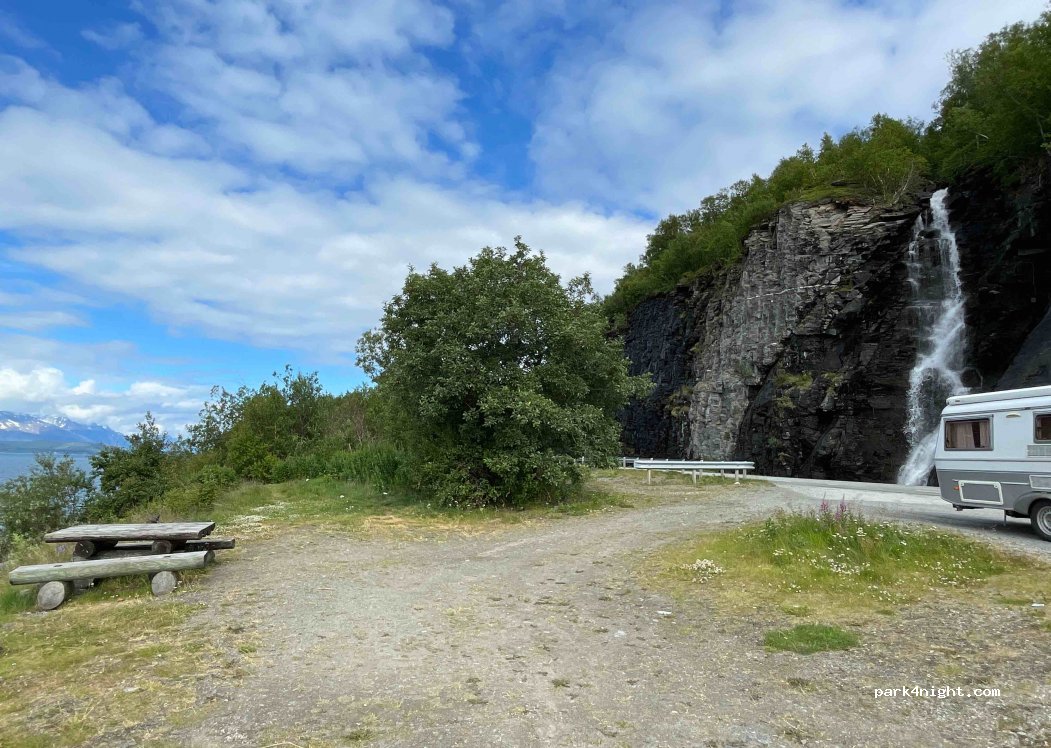 (9144) Kvalvik - Unnamed Road — foto