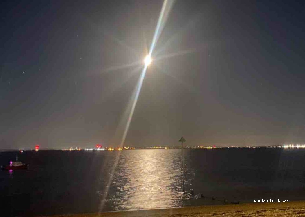 (SS1 3HL) Thorpe Bay Gardens - 227 B1016 — foto