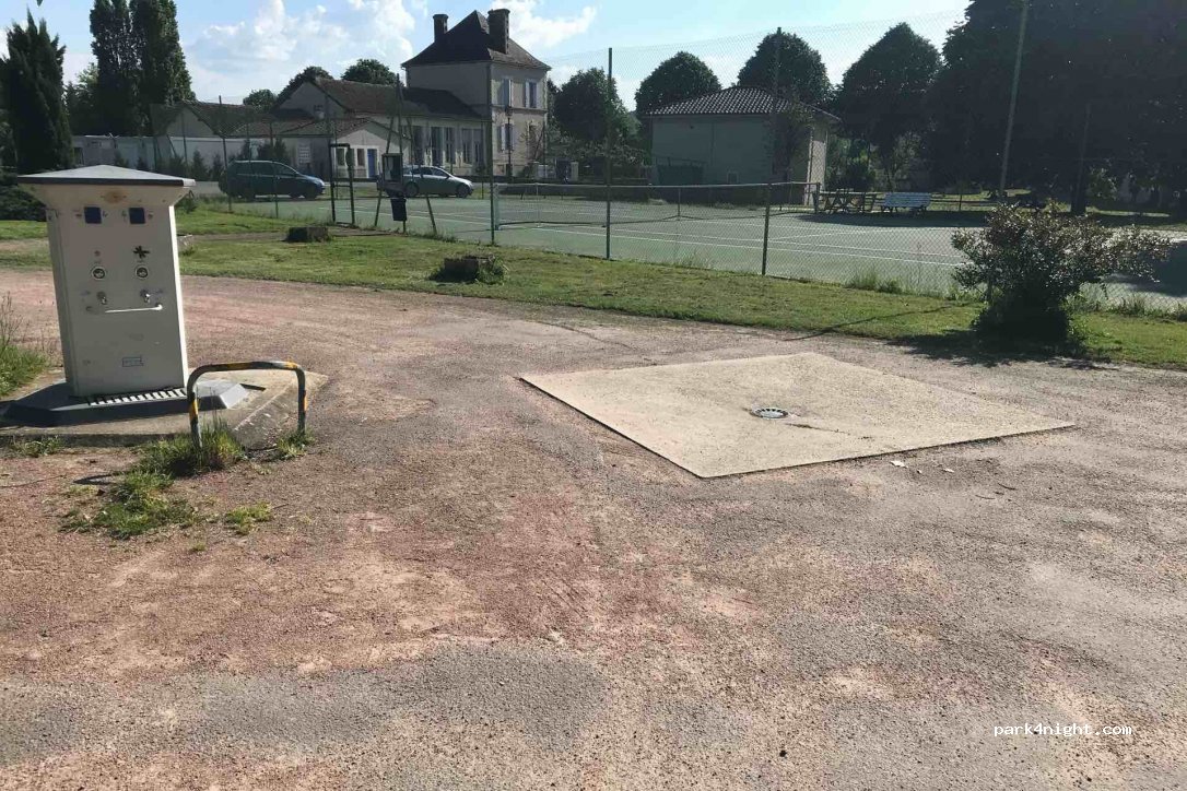 (24800) Saint-Jean-de-Côle - 1-11 Le Bourg — foto 2