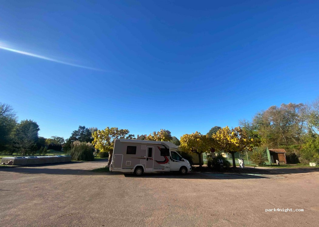 (24800) Saint-Jean-de-Côle - 1-11 Le Bourg — foto 3