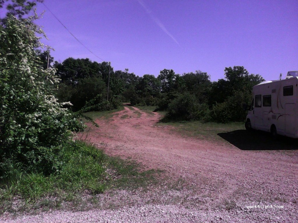 (82140) Saint-Antonin-Noble-Val - Unnamed Road — foto 4