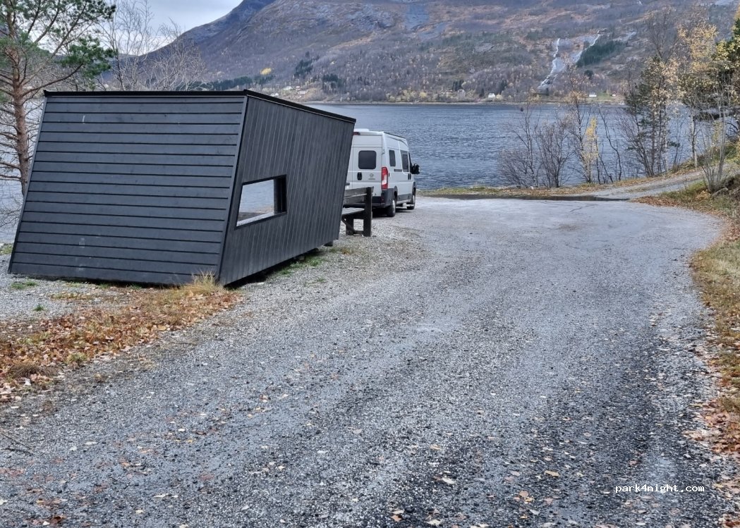 (8266) Mørsvikbotn - Unnamed road — foto