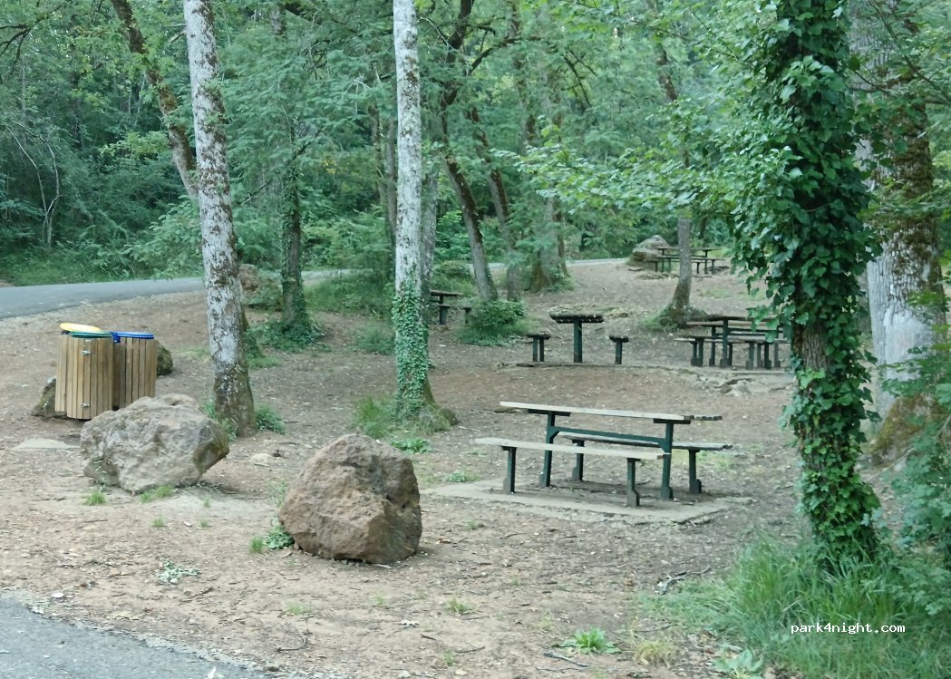 (24580) Rouffignac-Saint-Cernin-de-Reilhac - Route de la Chapelle Saint Reynal — foto 3