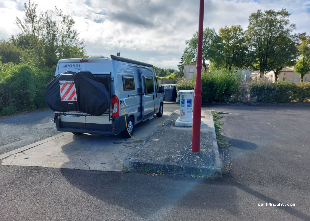 (16370) Cherves-Richemont - 28-30 Avenue Jean Monnet — foto 2
