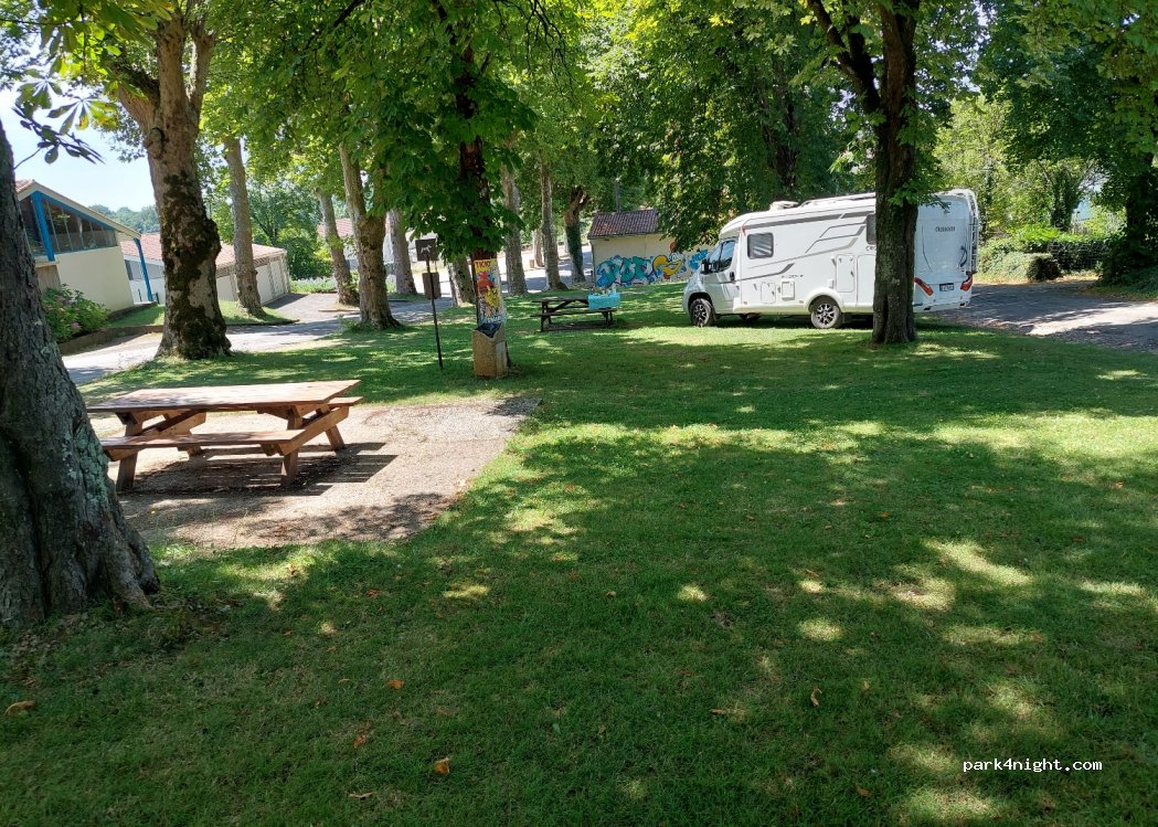 (16450) Saint-Claud - 2 Route de la Piscine — foto