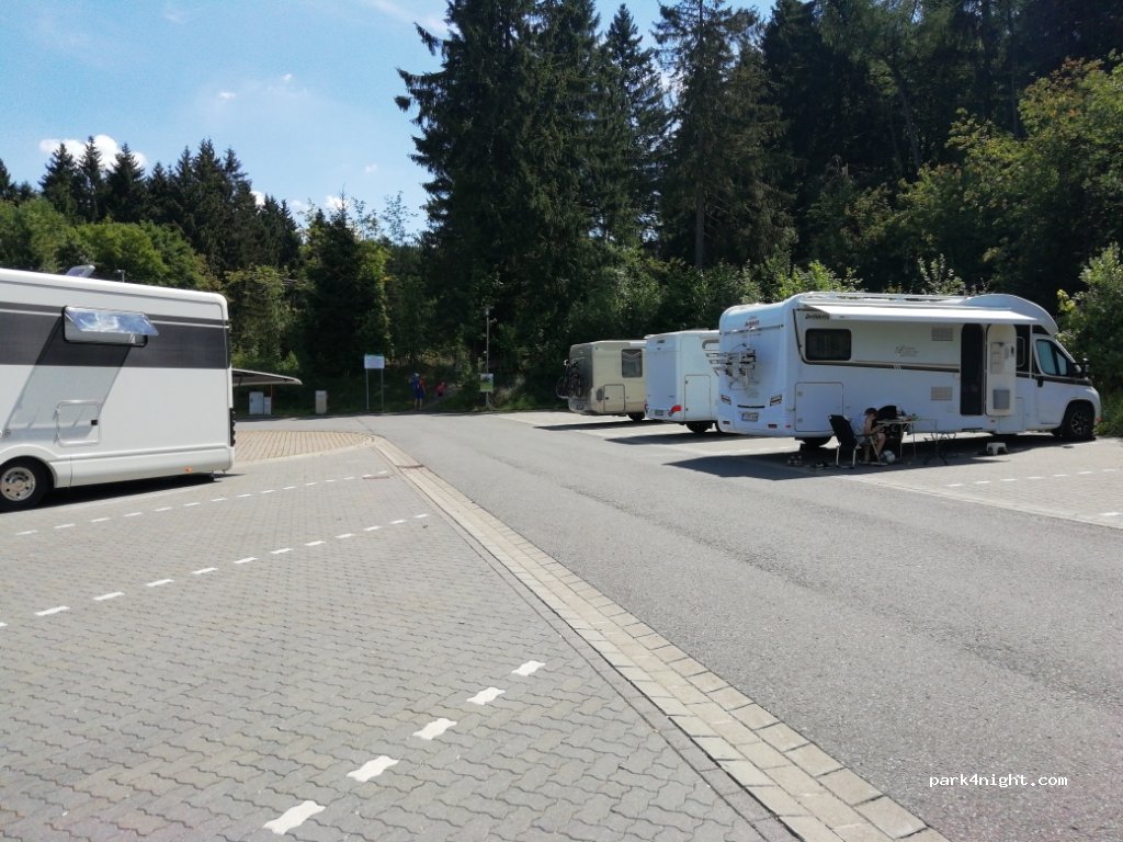 Wohnmobilstellplatz an der Stabkirche in Goslar — foto