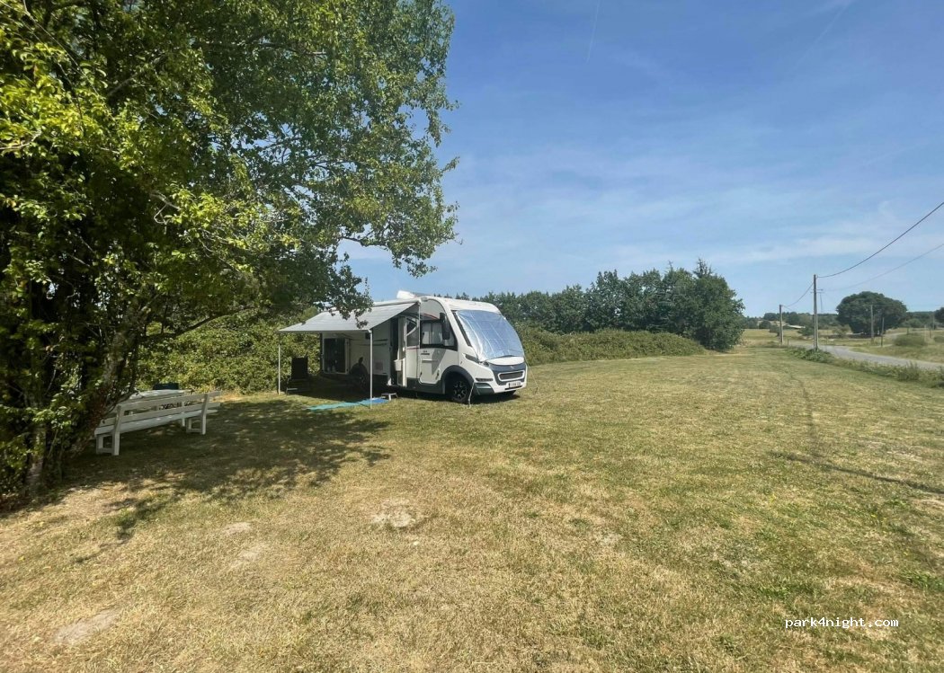 Aire de stationnement Camping-Car du Domaine de La Valade — foto