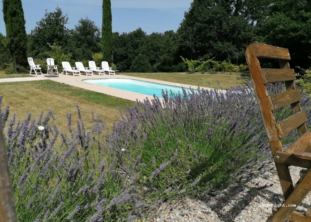 Aire de stationnement Camping-Car du Domaine de La Valade — foto 2