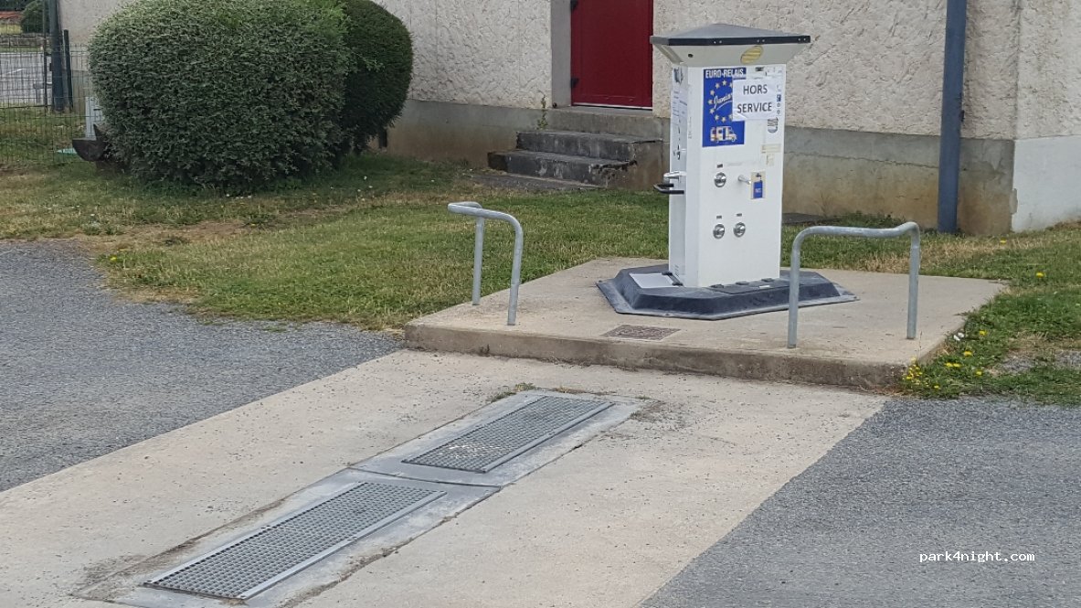 (58110) Châtillon-en-Bazois - 3 Place Pierre Saury — foto 3