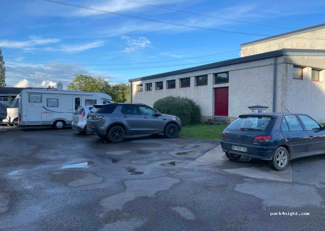 (58110) Châtillon-en-Bazois - 3 Place Pierre Saury — foto 4