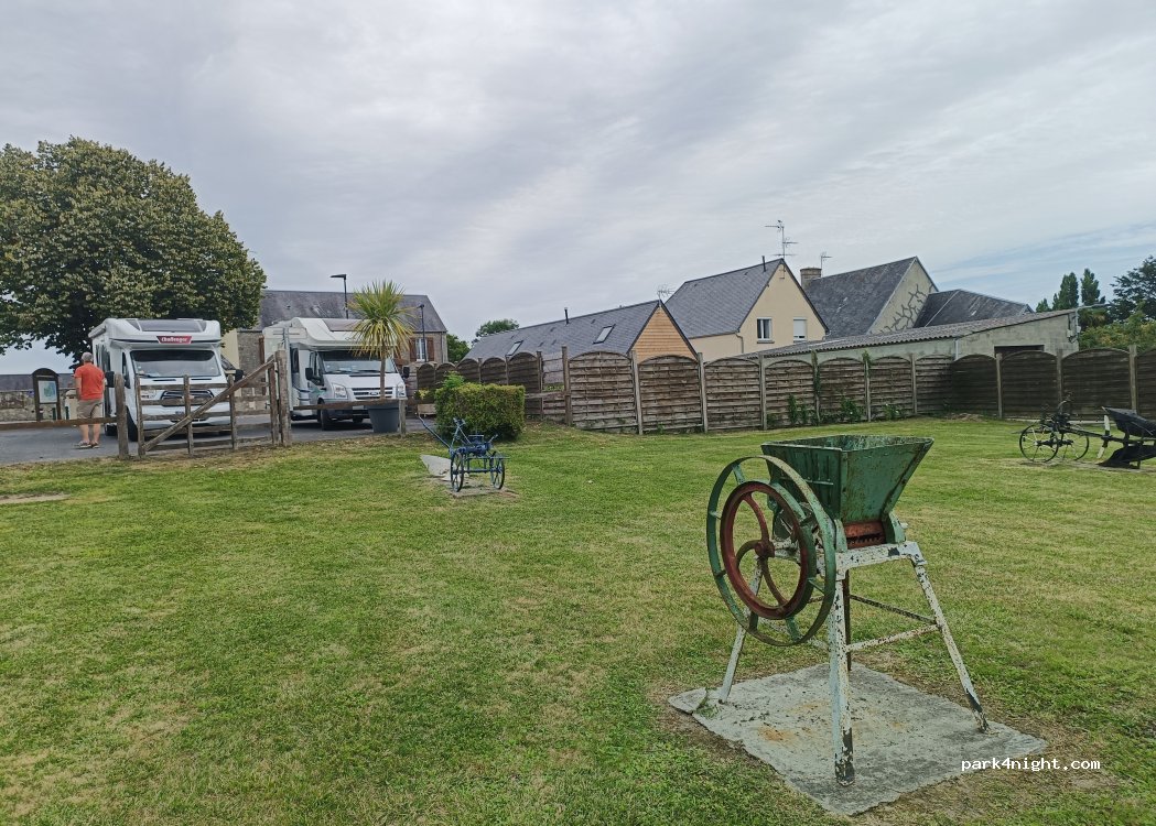 (50500) Carentan les Marais - 4 Place du 8 Juin 1944 — foto 2