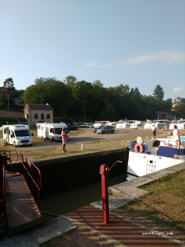 (58110) Châtillon-en-Bazois - Rue du Canal — foto 2