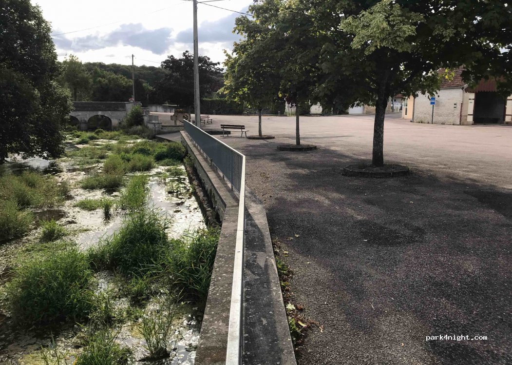 (52210) Cour-l'Évêque - 3 Place de la Mairie — foto 2