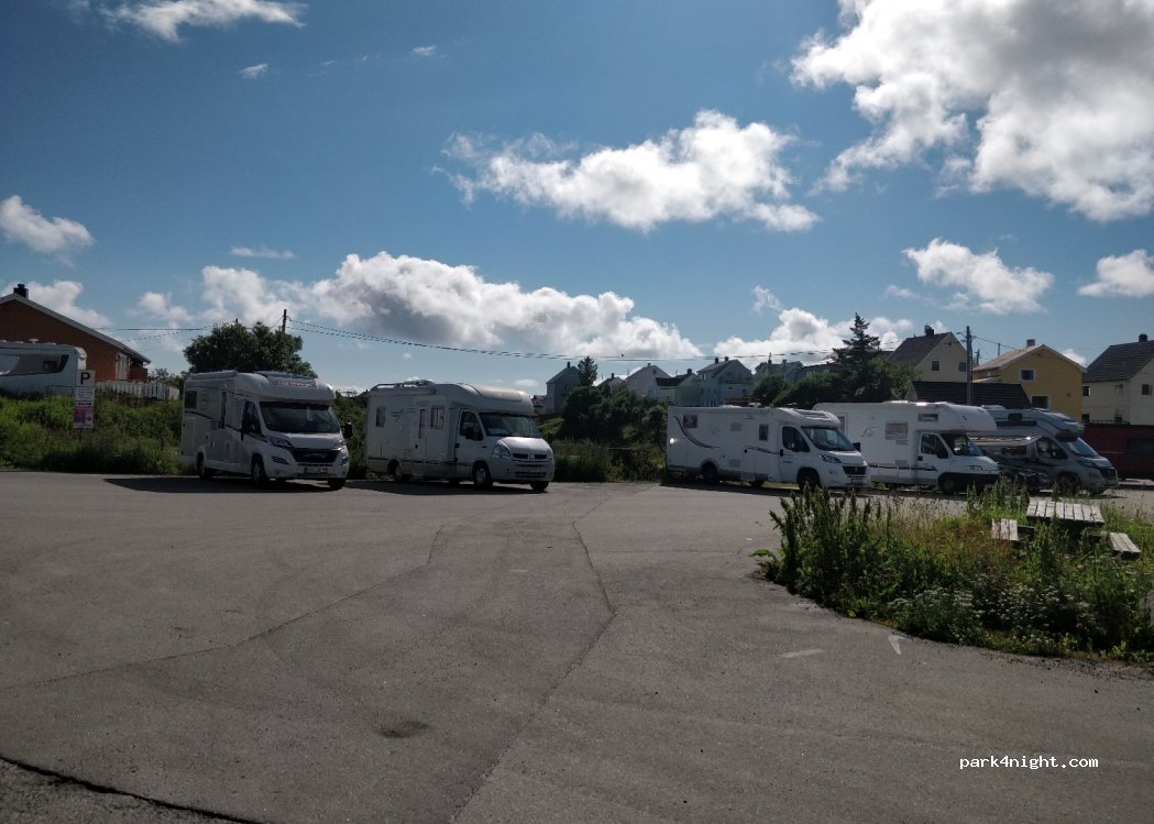 (8312) Henningsvær - Hellandsgata — foto