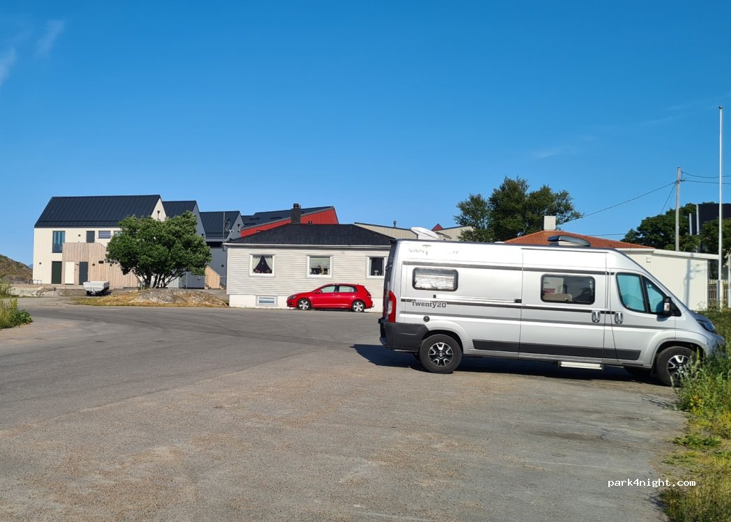 (8312) Henningsvær - Hellandsgata — foto 2