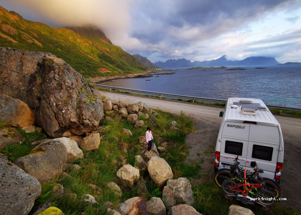 (8430) Nyksund - Unnamed Road — foto