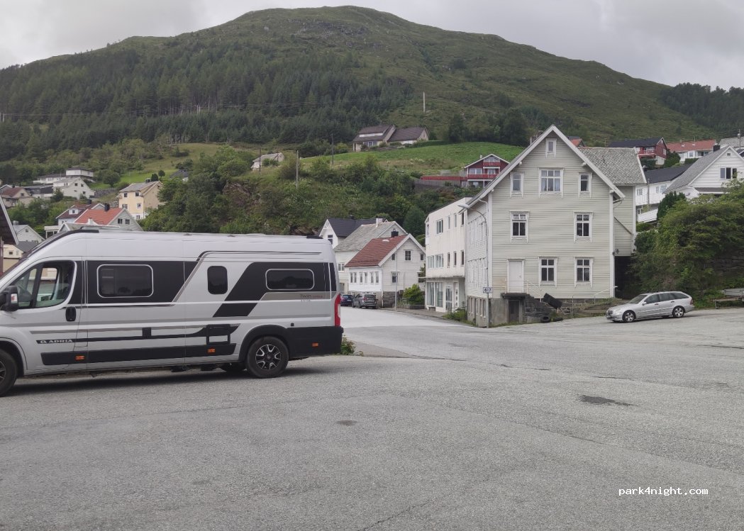 (6710) Raudeberg - Nedrevegen — foto