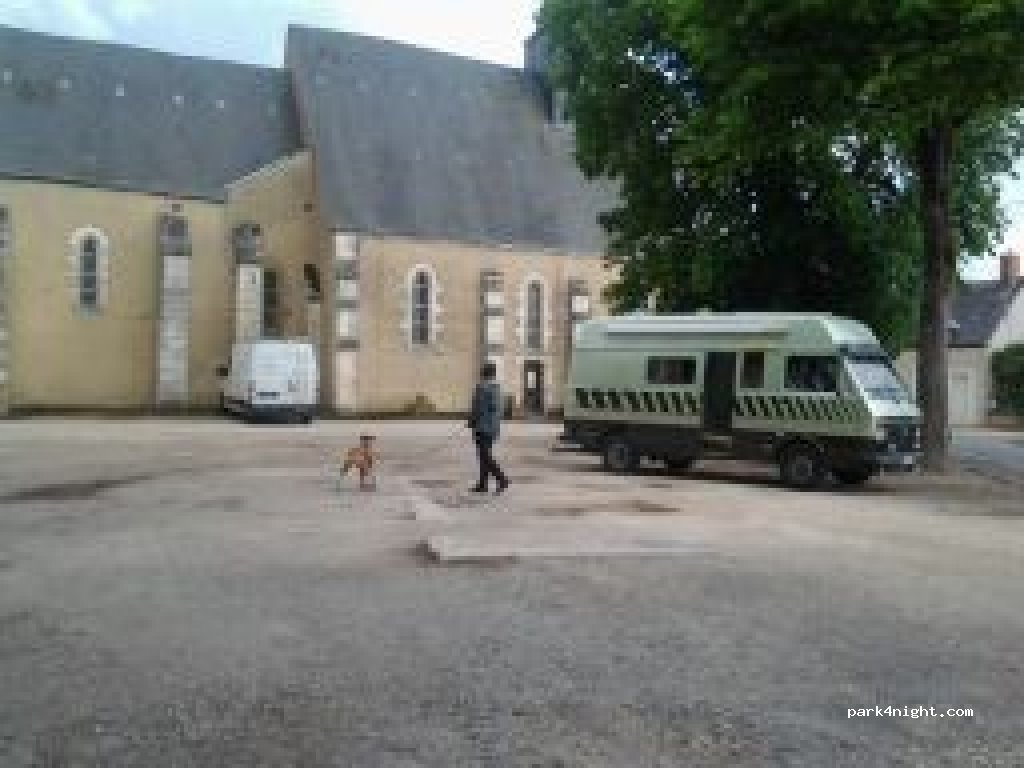 (36110) Brion - 2-4 Place de l'Église — foto 2