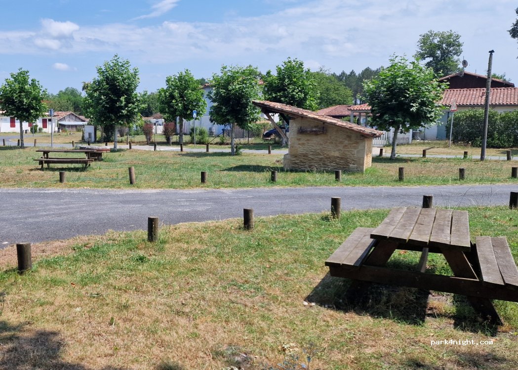 (33113) Saint-Léger-de-Balson - 21 Le Bourg — foto 4