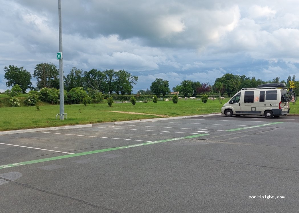Aire de camping-cars Domérat — foto 3