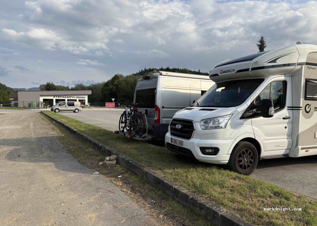(017 01) Považská Bystrica - 62 Sládkovičova — foto 2