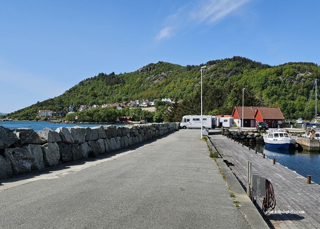 Tau Båthavn Motorhome Parking — foto 3