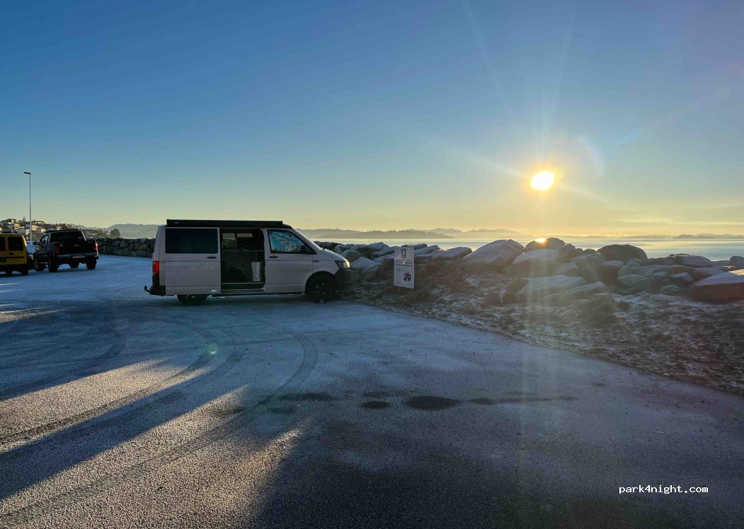 Tau Båthavn Motorhome Parking — foto 4