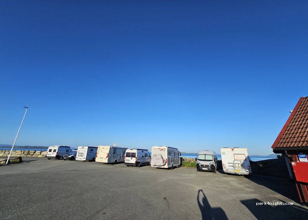 Tau Båthavn Motorhome Parking — foto 5