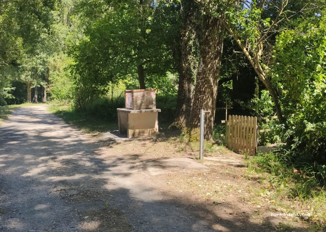 (12360) Fayet - Unnamed Road — foto