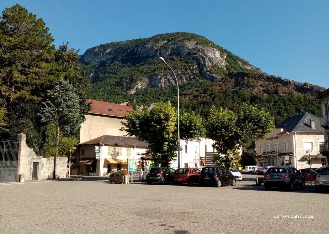 (01510) Virieu-le-Grand - 38 Place du Monument aux Morts — foto