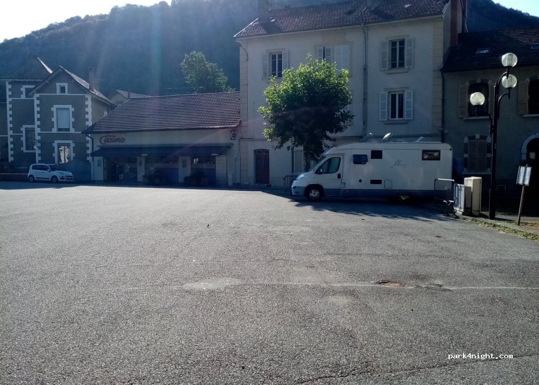 (01510) Virieu-le-Grand - 38 Place du Monument aux Morts — foto 2