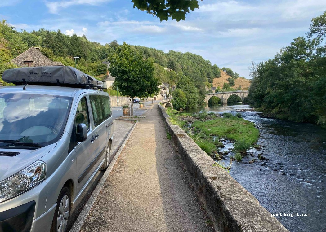 (12140) Entraygues-sur-Truyère - 5 Quai Notre Dame — foto