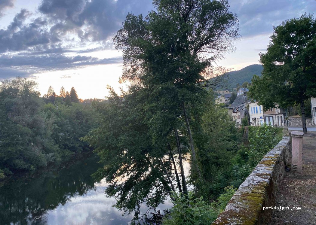 (12140) Entraygues-sur-Truyère - 5 Quai Notre Dame — foto 2