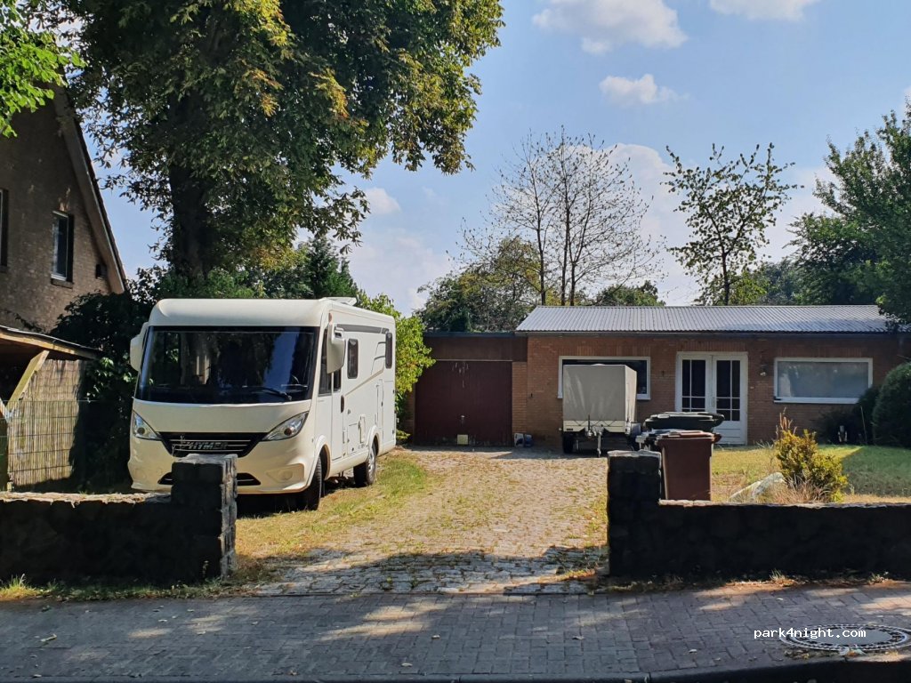 Stellplatz unter Freunden — foto