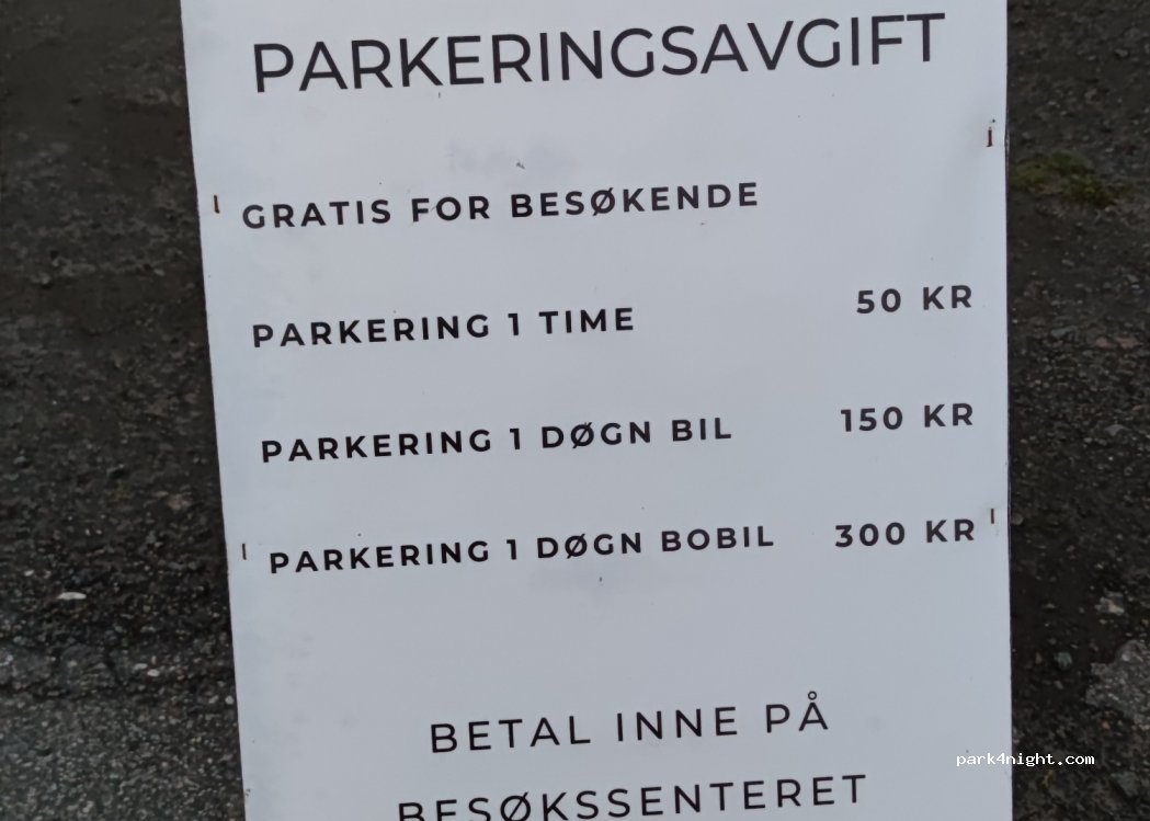 (8390) Reine - 20 Kirkeveien — foto