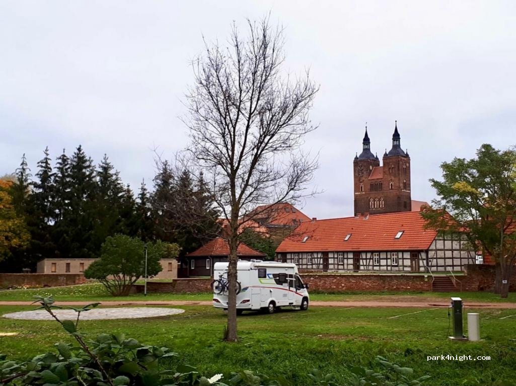 Wohnmobilstellplatz an der Stadtinformation in Seehausen — foto 2