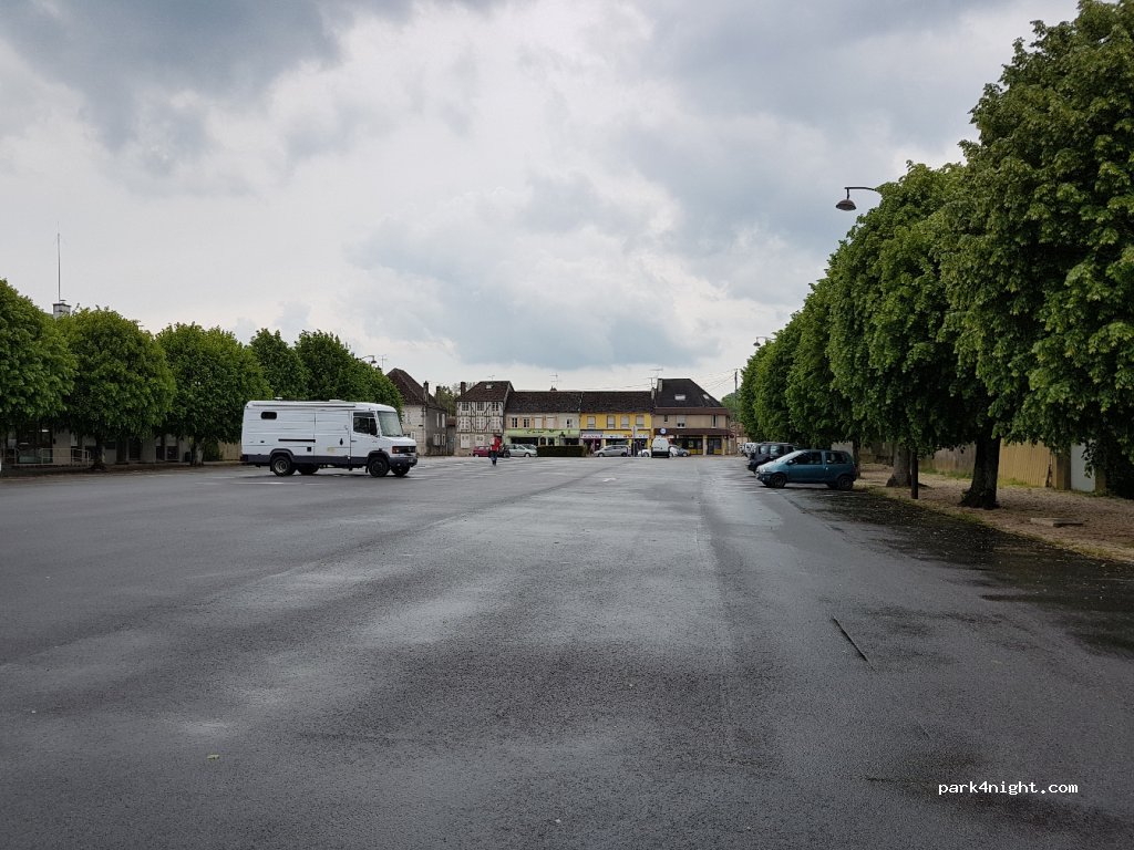 (10500) Brienne-le-Château - Place Bonvallot — foto 2