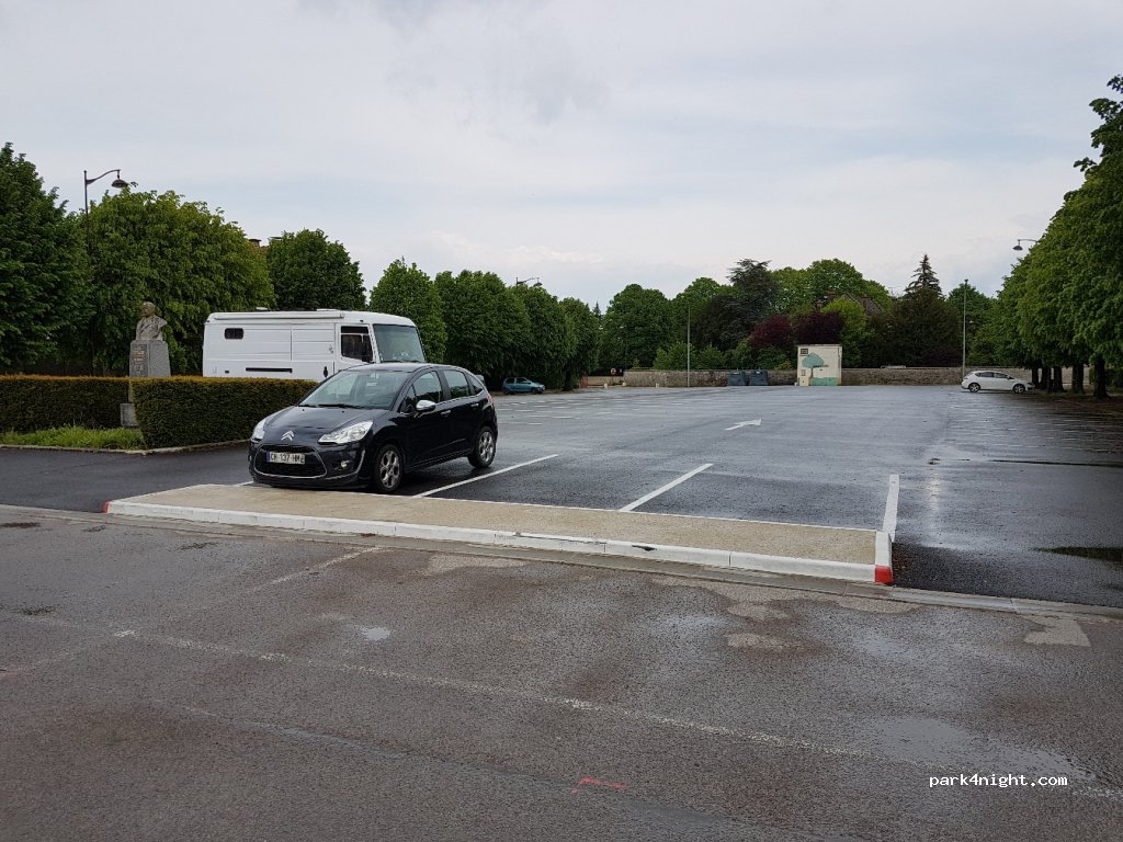 (10500) Brienne-le-Château - Place Bonvallot — foto 4