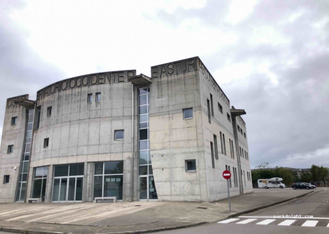(33700) Luarca - Av. Nené Losada Rico — foto