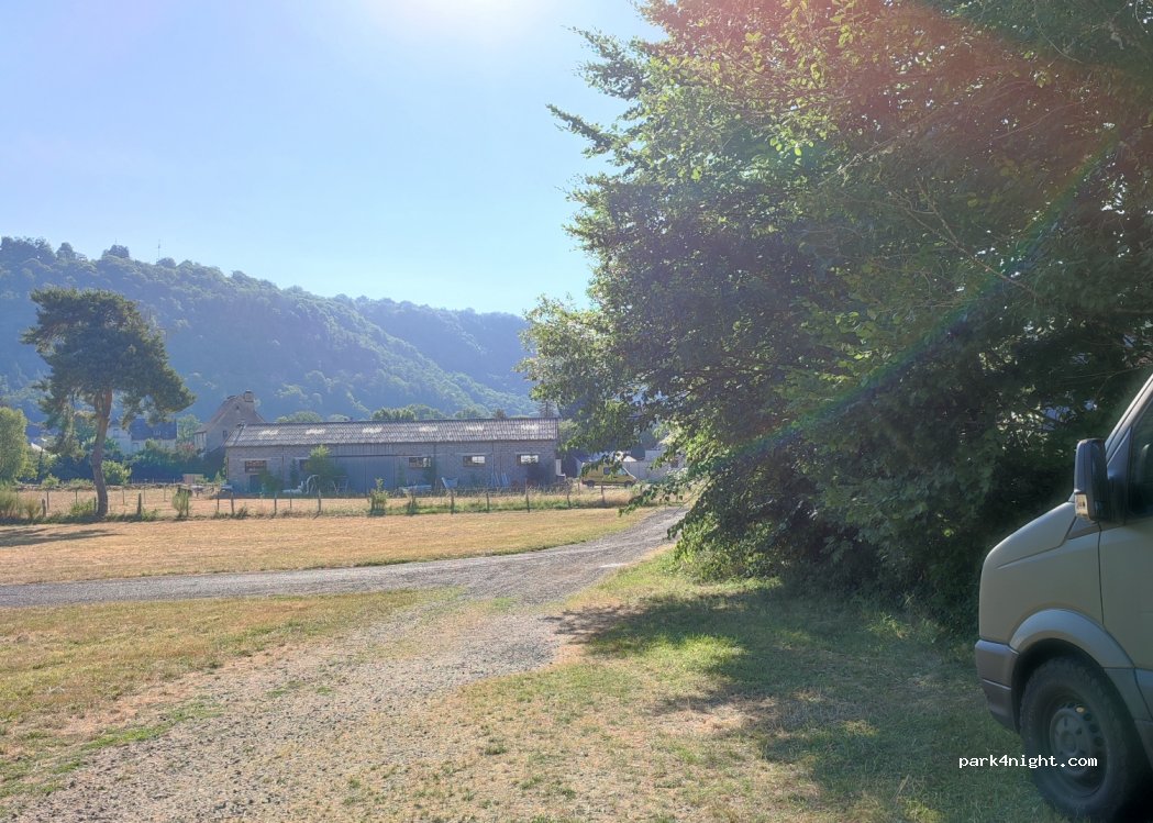 (15270) Champs-sur-Tarentaine-Marchal - 12 Rue des Écoles — foto 3