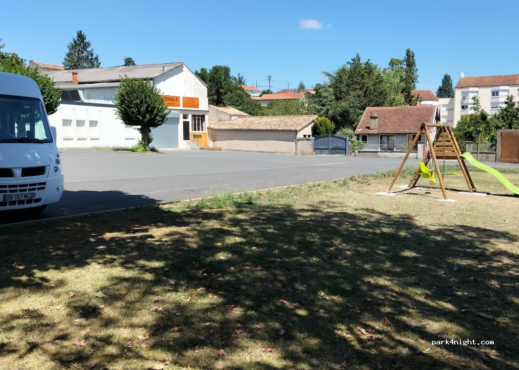 (86370) Vivonne - 10 Place des Tilleuls — foto