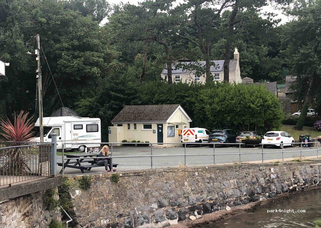 Ferry House Inn | Church Road Parking — foto