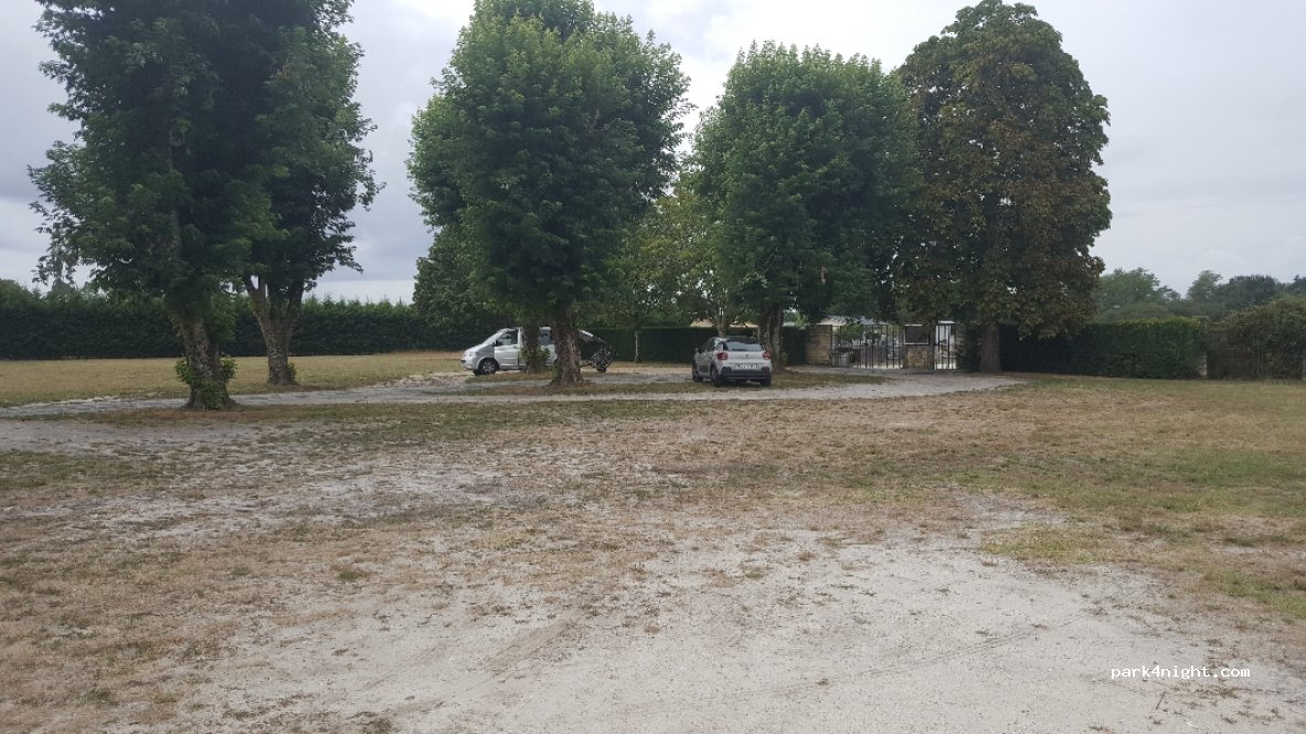 (33830) Belin-Béliet - 6 Place des Frères Estreme — foto