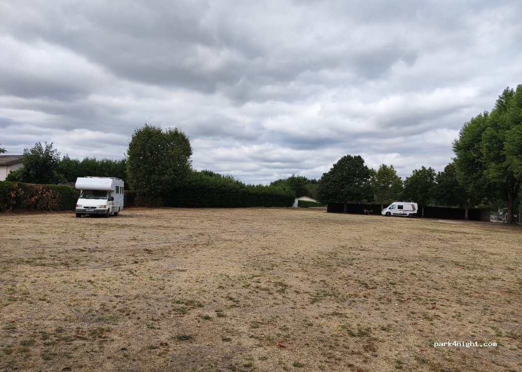 (33830) Belin-Béliet - 6 Place des Frères Estreme — foto 2