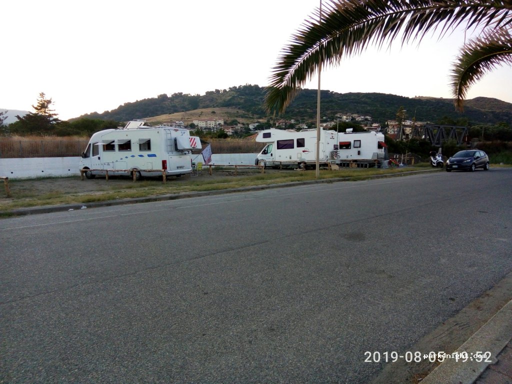 Area Sosta Camper Ferruzzano — foto