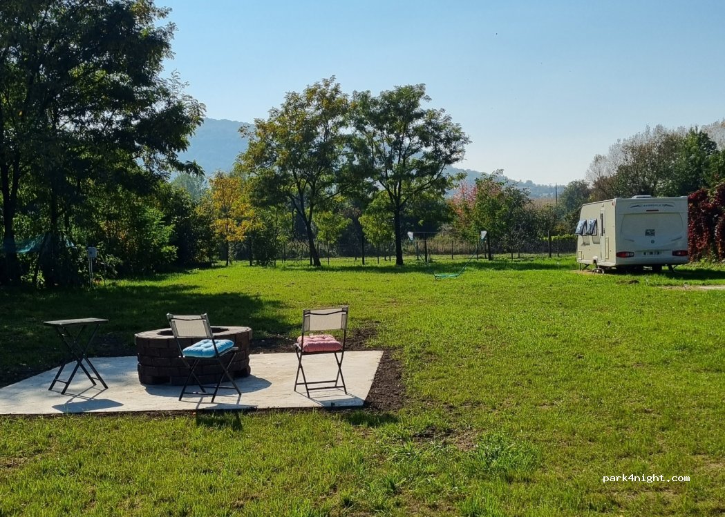 Diamond Lakóautó Parkoló & Szervíz — foto