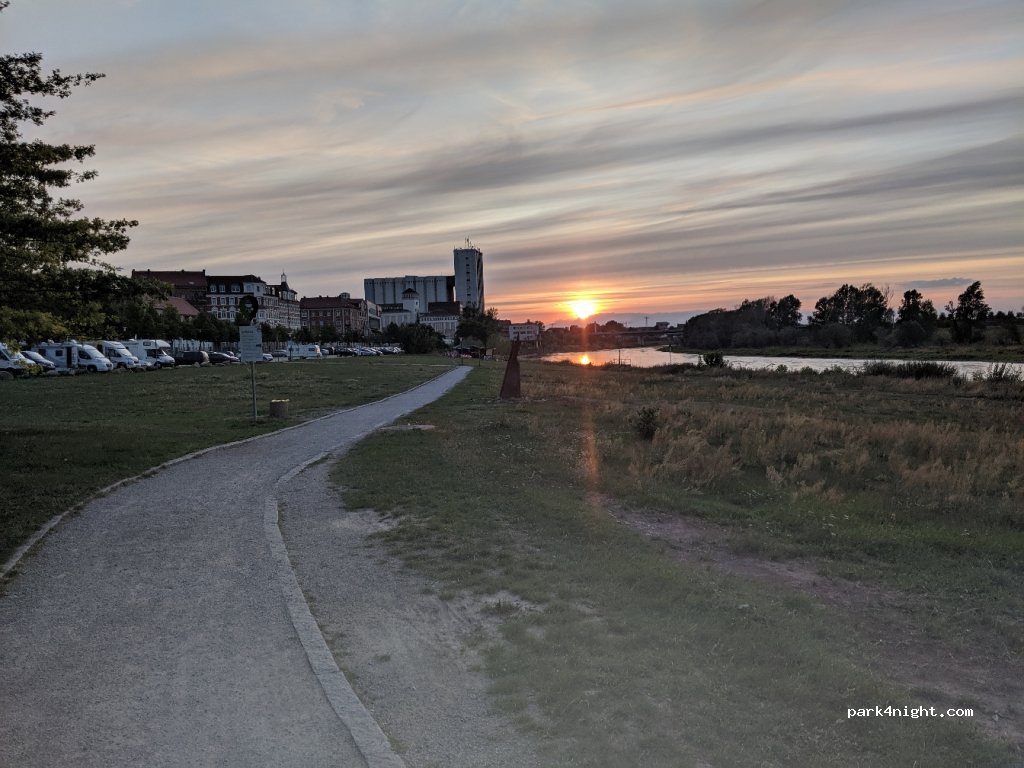 Caravan-Parkplätze am Elbufer — foto